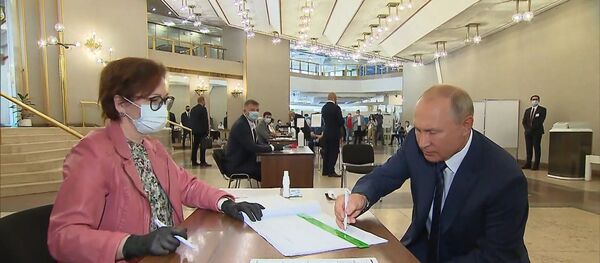 Putinas balsavo dėl Konstitucijos pataisų - Sputnik Lietuva