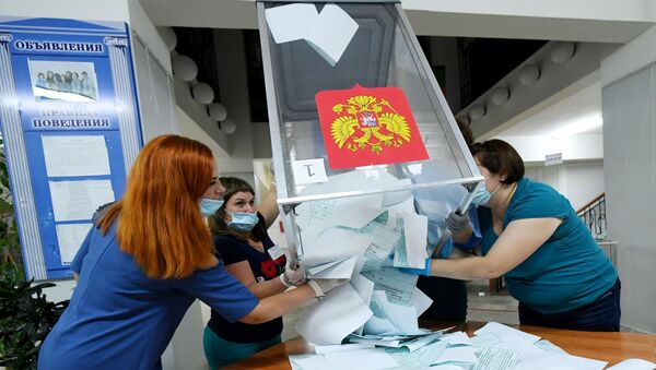 Подсчет голосов по итогам голосования по поправкам в Конституцию РФ, 1 июля 2020 года - Sputnik Литва