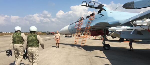 Российские летчики готовятся к посадке в истребитель Су-30 перед вылетом с аэродрома Хмеймим в Сирии Российские летчики готовятся к посадке в истребитель Су-30 перед вылетом с аэродрома Хмеймим в Сирии - Sputnik Lietuva