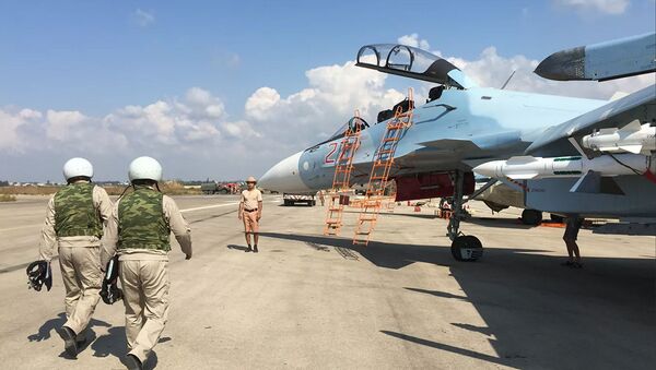 Российские летчики готовятся к посадке в истребитель Су-30 перед вылетом с аэродрома Хмеймим в Сирии - Sputnik Lietuva