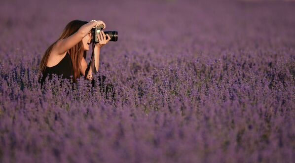 Девушка фотографирует на лавандовом поле в Крыму - Sputnik Lietuva