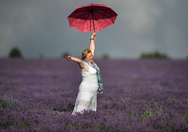 Женщина с зонтом на лавандовом поле в Крыму - Sputnik Lietuva