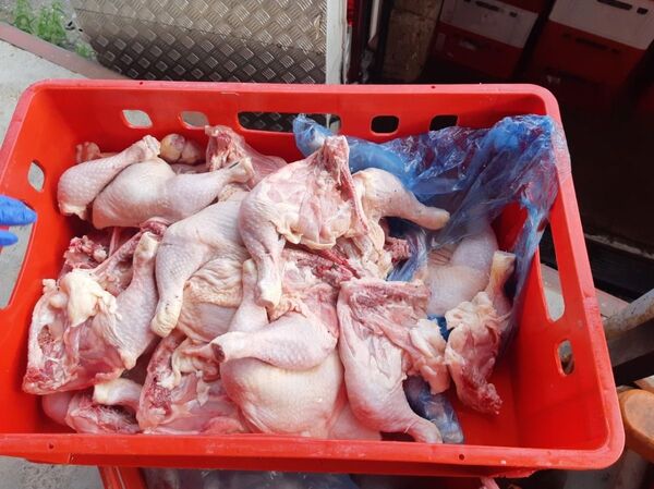 Антисанитария и теневая торговля: видео обысков на мясном складе в Литве Антисанитария и теневая торговля: видео обысков на мясном складе в Литве - Sputnik Литва