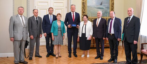 Президент Литвы Гитанас Науседа встретился с министром социальной защиты и труда Линасом Кукурайтисом и представителями Ассоциации пожилых людей Литвы, союза пенсионеров Bočiai и литовской ассоциации Европейской федерации пожилых людей EURAG, 3 июля 2020 Президент Литвы Гитанас Науседа встретился с министром социальной защиты и труда Линасом Кукурайтисом и представителями Ассоциации пожилых людей Литвы, союза пенсионеров Bočiai и литовской ассоциации Европейской федерации пожилых людей EURAG, 3 июля 2020 - Sputnik Lietuva