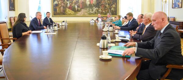 Президент Литвы Гитанас Науседа встретился с министром социальной защиты и труда Линасом Кукурайтисом и представителями Ассоциации пожилых людей Литвы, союза пенсионеров Bočiai и литовской ассоциации Европейской федерации пожилых людей EURAG, 3 июля 2020 Президент Литвы Гитанас Науседа встретился с министром социальной защиты и труда Линасом Кукурайтисом и представителями Ассоциации пожилых людей Литвы, союза пенсионеров Bočiai и литовской ассоциации Европейской федерации пожилых людей EURAG, 3 июля 2020 - Sputnik Литва