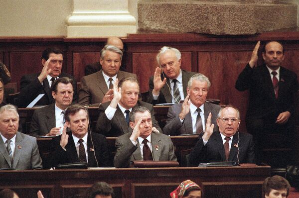 Mūsų žmogus, reikia imti: Kas atvedė Jelciną į didžiąją politiką Mūsų žmogus, reikia imti: Kas atvedė Jelciną į didžiąją politiką - Sputnik Lietuva