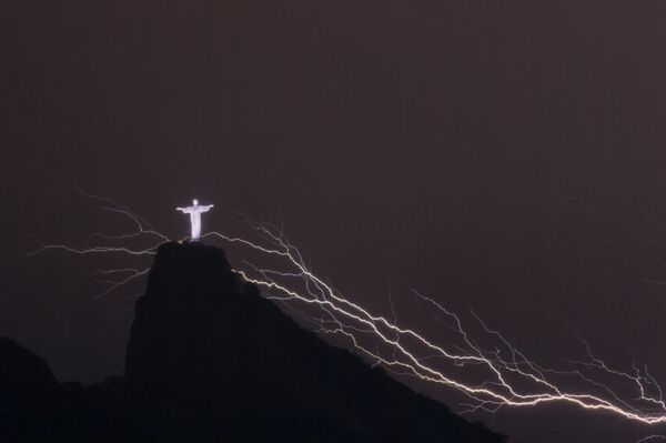 Молнии вокруг статуи Христа в Рио-де-Жанейро - Sputnik Литва