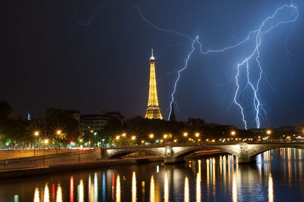 Молнии над Эйфелевой башней в Париже - Sputnik Литва