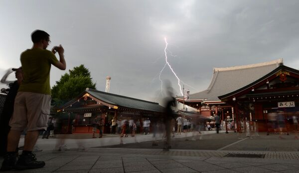 Молния над храмом Сэнсодзи в Токио - Sputnik Lietuva