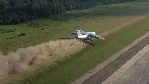 Взлет и посадка на грунт: экипажи Ил-76 показали сложнейший элемент летной подготовки - Sputnik Литва