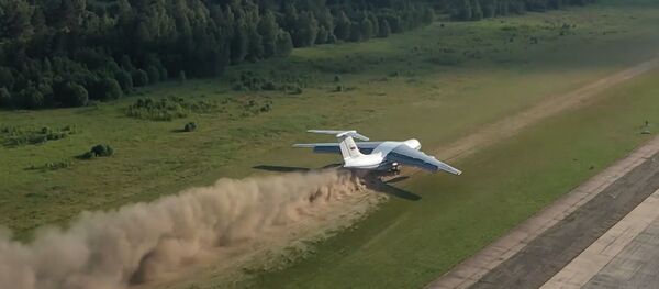 Взлет и посадка на грунт: экипажи Ил-76 показали сложнейший элемент летной подготовки Взлет и посадка на грунт: экипажи Ил-76 показали сложнейший элемент летной подготовки - Sputnik Литва