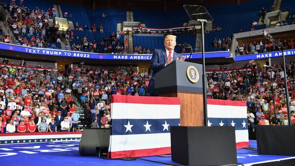 Президент США Дональд Трамп выступает на предвыборной акции - Sputnik Lietuva