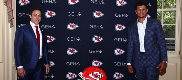 Квотербек клуба Национальной футбольной лиги Канзас-Сити Патрик Махоумс подписал новый контракт с клубом - Sputnik Литва