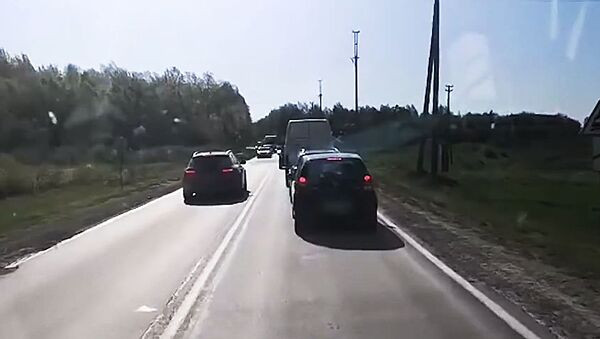 Полиция Литвы показала на видео, как водители нарушают ПДД на железнодорожных путях - Sputnik Lietuva