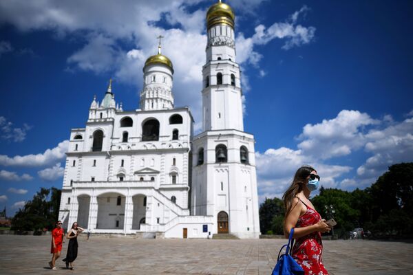 Посетители рядом с колокольней Ивана Великого на территории Московского Кремля - Sputnik Lietuva