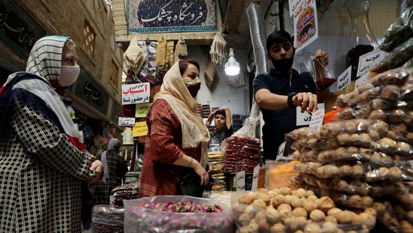 Женщины в масках на рынке в Тегеране, Иран - Sputnik Lietuva