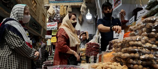 Женщины в масках на рынке в Тегеране, Иран Женщины в масках на рынке в Тегеране, Иран - Sputnik Lietuva