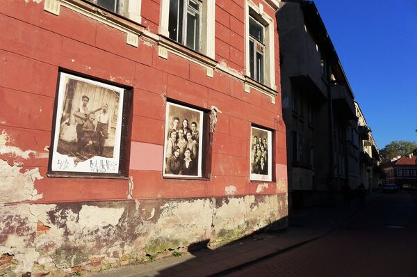 Черно-белые фотографии на домах Вильнюса Черно-белые фотографии на домах Вильнюса - Sputnik Литва