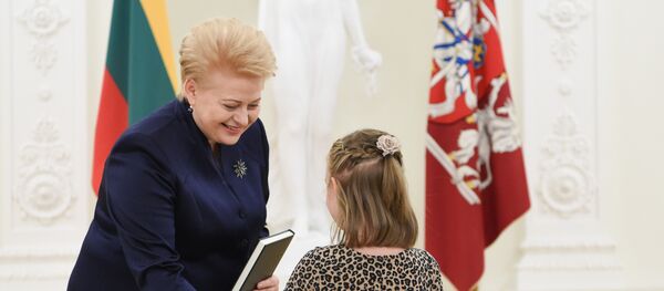 Награждение победителей экзамена по основам Конституции - Sputnik Литва