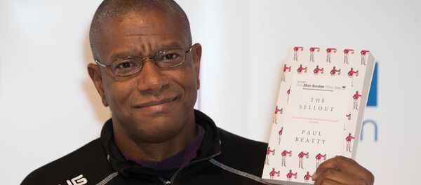 Американец Пол Битти с социальным романом Распродажа - Sputnik Литва