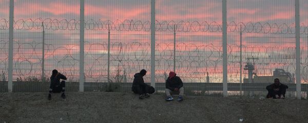 Продолжается расселение стихийного лагеря беженцев в Кале во Франции Продолжается расселение стихийного лагеря беженцев в Кале во Франции - Sputnik Lietuva