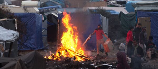 Продолжается расселение стихийного лагеря беженцев в Кале во Франции - Sputnik Литва