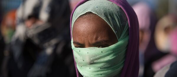 Продолжается расселение стихийного лагеря беженцев в Кале во Франции Продолжается расселение стихийного лагеря беженцев в Кале во Франции - Sputnik Литва