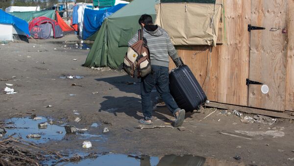 Продолжается расселение стихийного лагеря беженцев в Кале во Франции - Sputnik Lietuva