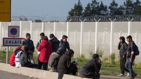 Продолжается расселение стихийного лагеря беженцев в Кале во Франции - Sputnik Lietuva