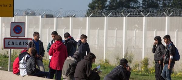 Продолжается расселение стихийного лагеря беженцев в Кале во Франции Продолжается расселение стихийного лагеря беженцев в Кале во Франции - Sputnik Lietuva