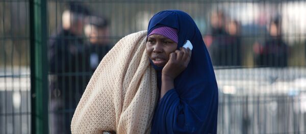 Продолжается расселение стихийного лагеря беженцев в Кале во Франции Продолжается расселение стихийного лагеря беженцев в Кале во Франции - Sputnik Литва