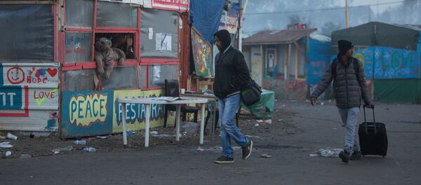 Продолжается расселение стихийного лагеря беженцев в Кале во Франции Продолжается расселение стихийного лагеря беженцев в Кале во Франции - Sputnik Литва
