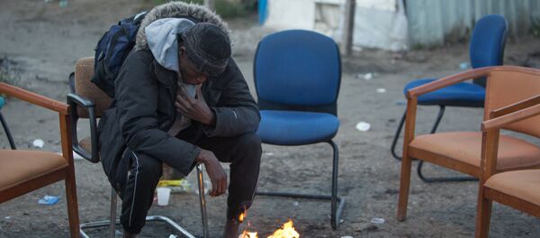 Продолжается расселение стихийного лагеря беженцев в Кале во Франции - Sputnik Lietuva