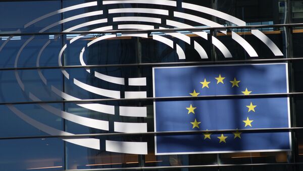 Флаг Евросоюза на здании Европарламента в Брюсселе - Sputnik Lietuva
