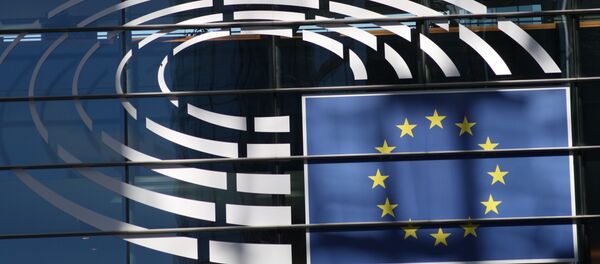 Флаг Евросоюза на здании Европарламента в Брюсселе - Sputnik Литва