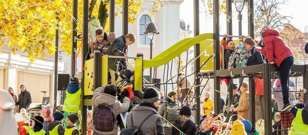 Мэрия подарила новую детскую площадку жителям столицы в сквере Манюшки Мэрия подарила новую детскую площадку жителям столицы в сквере Манюшки - Sputnik Литва