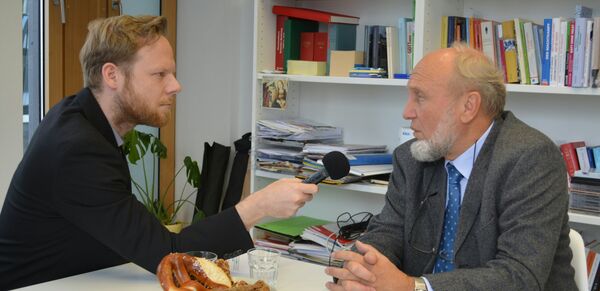 Ханс-Вернер Зинн даёт интервью политическому обозревателю Спутник Германия Марселю Йоппа - Sputnik Литва