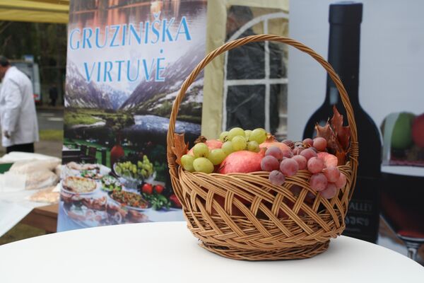 Гостям всегда предлагают лучшие фрукты - виноград и гранат - Sputnik Литва