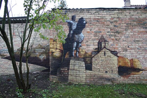 Картины современной искусства - граффити украшают стены зданий вокруг сквера - Sputnik Литва
