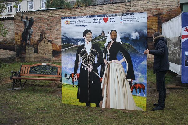 Гостям праздника предлагали сделать фото на фоне грузинских пейзажей - Sputnik Литва