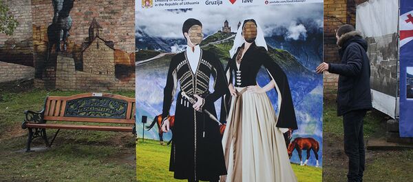 Гостям праздника предлагали сделать фото на фоне грузинских пейзажей - Sputnik Литва
