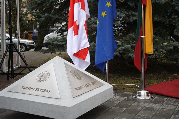 Памятный знак сквера Тбилиси в Вильнюсе и флаги ЕС, Литвы и Грузии - Sputnik Литва