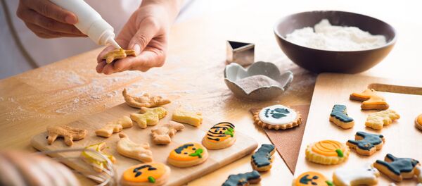 Процесс приготовления угощений к Хэллоуину Процесс приготовления угощений к Хэллоуину - Sputnik Литва