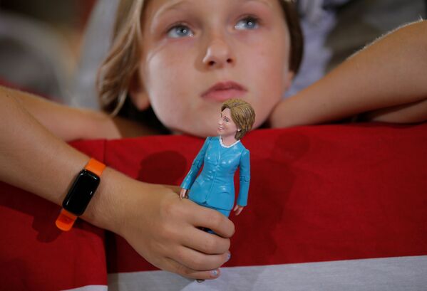 Девятилетний Белл Шефрин держит куклукандидата в президенты США Хиллари Клинтон - Sputnik Lietuva