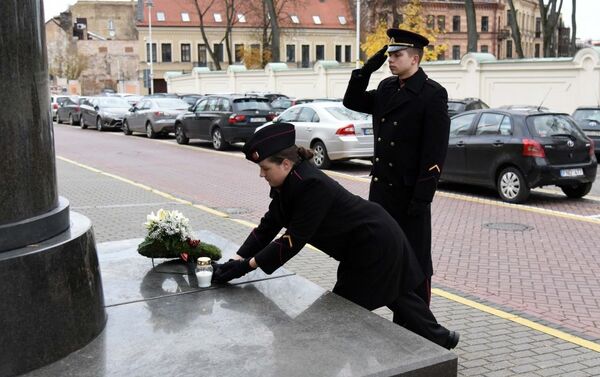 Kariūnai padėjo gėlių prie generolo Jono Žemaičio-Vytauto paminklo aikštėje - Sputnik Lietuva