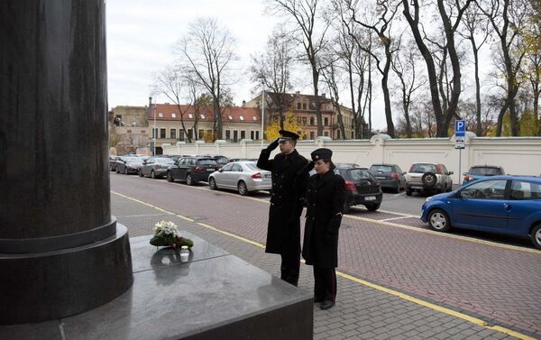 Курсанты возложили цветы и зажгли свечи у памятника генералу Йонасу Жямайтису-Витаутасу - Sputnik Литва