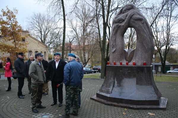 Ветераны афганской кампании у памятника погибшим в той войне жителям Литвы - Sputnik Литва