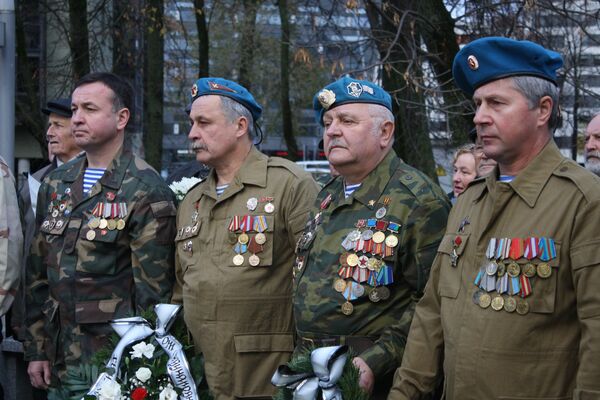 Ветераны Афганской войны в почетном карауле у памятника погибшим литовцам - Sputnik Литва
