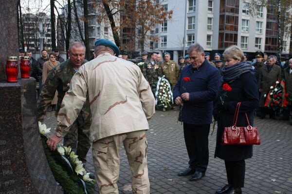 Венок и цветы от делегации молдавских воинов-афганцев - Sputnik Литва