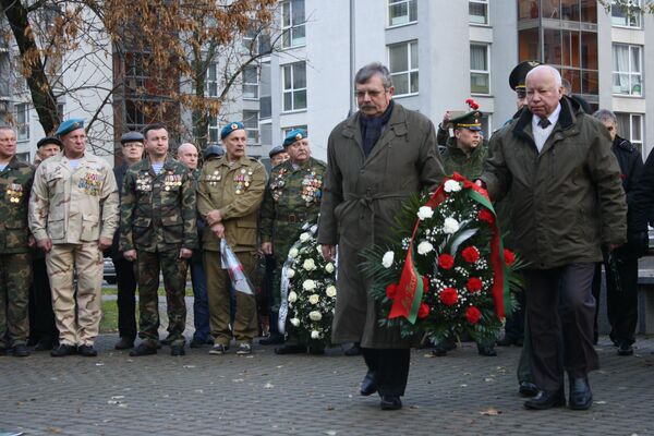 Венок к памятнику возлагает белорусская делегация ветеранов Афганистана - Sputnik Литва